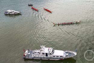 天空体育：沃克、斯通斯缺席今日曼城对阵阿森纳的赛前训练